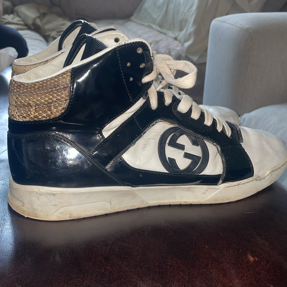 Men’s Logo Gucci Sneakers. Size 8.5. Black patent and white leather.